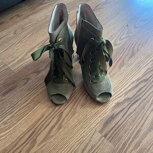 Chic Lace-Up Peep-Toe Boots in Olive